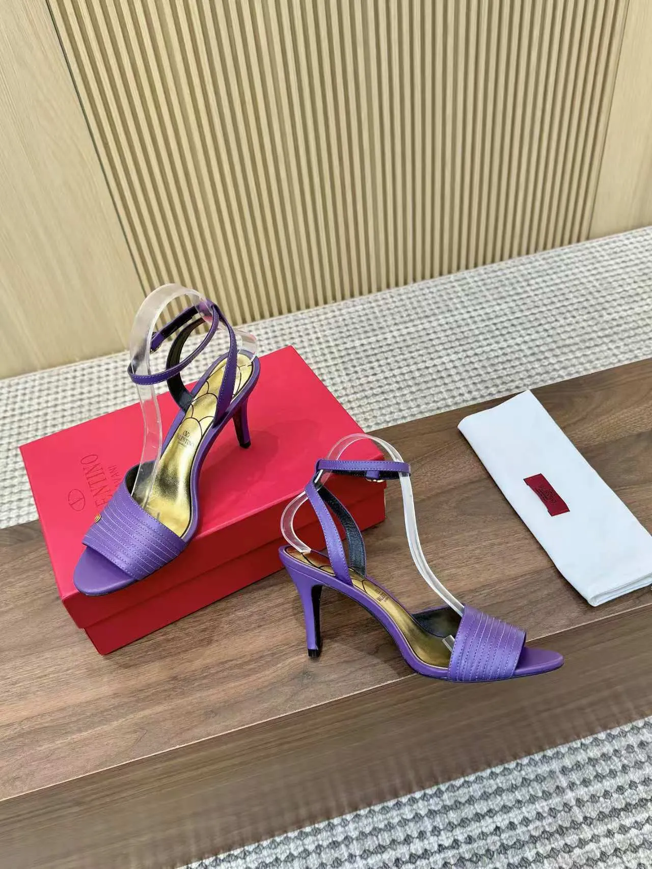 👟👟Ex-factory price 440👟👟 Genuine leather sole +40 Top version 𝑉𝐴𝐿𝐸𝑁𝑇𝐼𝑁𝑂 Valentino new spring and summer women's sandals worth buying ★Absolutely high-grade ❥Original method Absolute sensibility ❥Elegant style Create a different feeling Simple temperament style!  Code number: 35-41 (34-42 customized) Fabric: Imported sheepskin Lining: Lined sheepskin Heel height: 8 cm Leather outsole Rubber outsole